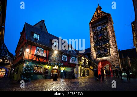 France, Alsace, Haut Rhin, Riquewihr, marché de Noël, par les rues la nuit. Banque D'Images