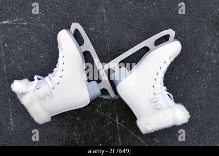 Paire de patins pour le patinage artistique sur la patinoire. Banque D'Images