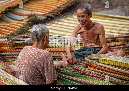 Vue de dessus de l'ancien artisan vietnamien amant faisant les tapis traditionnels du vietnam avec action de bonheur dans l'ancien village traditionnel à dinh yen, dong Banque D'Images