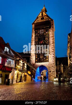 France, Alsace, Haut Rhin, Riquewihr, marché de Noël, par les rues la nuit. Banque D'Images