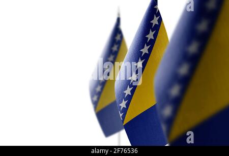 Petits drapeaux nationaux de la Bosnie-Herzégovine sur un arrière-plan blanc Banque D'Images