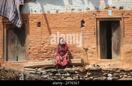 Makawanpur, Bagmati, Népal. 4 avril 2021. Une femme se trouve devant sa maison au village de Kunchal à Makawanpur, à environ 55 km de la capitale Katmandou, au Népal, le 4 avril 2021. Le village de Kunchal se compose de la communauté Newar connue sous le nom de groupes ethniques Gopali qui est célèbre pour ses activités culturelles et sa beauté naturelle. Crédit : Sunil Sharma/ZUMA Wire/Alay Live News Banque D'Images