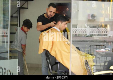 Client effectuant une coupe de cheveux au salon de coiffure. Banque D'Images