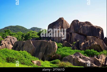 Paysage tropical avec de grandes roches de granit près de l'Anse Songe. Île de la Digue, Seychelles. Banque D'Images