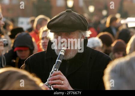 République tchèque, Prague, Busker sur le pont Charles. Street Busker interprétant des chansons de jazz au pont Charles de Prague. Le bus est une forme légale de gagner de l'argent dans les rues de Prague. Banque D'Images