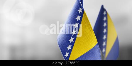 Petits drapeaux nationaux de la Bosnie-Herzégovine un feu arrière-plan flou Banque D'Images