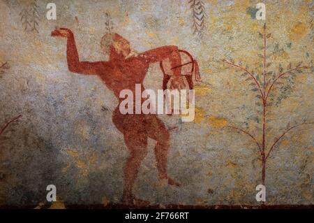 Un joueur de lyre ou de harpe étrusque. Détail de peinture murale dans le tombeau étrusque des Bacchants, vieux de 2 500 ans, ou tomba dei Baccanti, dans la nécropole Monterozzi de l'ancienne ville de Tarchuna ou Tarchna, aujourd'hui Tarquinia, Latium, Italie. La chambre funéraire date de 510 à 500 av. J.-C. Le musicien représenté ici accompagne un spectacle bacchanalien ivre, montré ailleurs dans la fresque. Banque D'Images