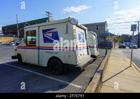 Ephrata, PA, USA - 4 avril 2021 : camions de livraison de courrier de l'USPA stationnés au bureau de poste d'Ephrata dans le comté de Lancaster, PA. Banque D'Images