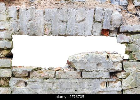 mur détruit de vieilles briques avec un trou au milieu. isolé sur fond blanc. cadre de grunge. cadre horizontal. Photo de haute qualité Banque D'Images