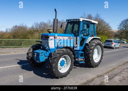 Tracteur Ford 8210 à Chorley Lancashire. Météo au Royaume-Uni ; beau jour ensoleillé mais froid, les jeunes agriculteurs locaux font une parade impromptue de tracteurs Ford 8210 modernes et anciens le long des routes agricoles de Chorley. Banque D'Images