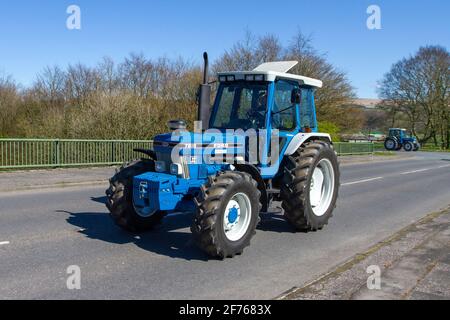 Tracteur Ford 7810 Chorley Lancashire. Météo au Royaume-Uni ; beau jour ensoleillé mais froid, les jeunes agriculteurs locaux font une parade impromptue de tracteurs Ford 7810 modernes et anciens le long des routes agricoles de Chorley. Banque D'Images