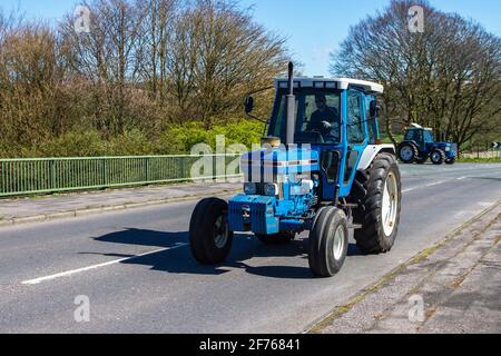 Tracteurs Ford 7810 à Chorley Lancashire. Météo au Royaume-Uni ; beau jour ensoleillé mais froid, les jeunes agriculteurs locaux font une parade impromptue de tracteurs Ford 7810 modernes et anciens le long des routes agricoles de Chorley. Banque D'Images