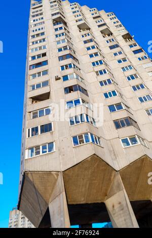 Une maison résidentielle sur les cuisses de poulet, UN immeuble de masse d'appartements de modernisme socialiste soviétique, saint-pétersbourg, russie Banque D'Images