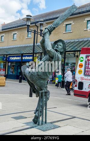 Idée de Staycation. The Spirit of Cricket Statue à Queens Square, site d'un ancien terrain de cricket. Hastings, East Sussex, Sud-est de l'Angleterre. Banque D'Images