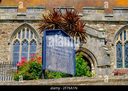 Idée de Staycation. Panneau en face de l'église médiévale St Clements classée Grade II* à Hastings, East Sussex, Sud-est de l'Angleterre. Banque D'Images