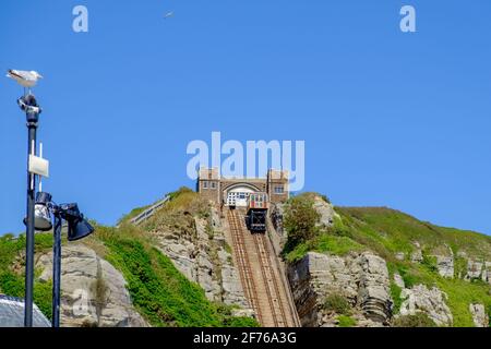 Idée de Staycation. L'ascenseur ou funiculaire d'East Hill à Hastings, East Sussex, South East England, Royaume-Uni. Banque D'Images