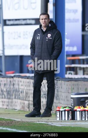 Luton, Royaume-Uni. 05 avril 2021. Barnsley Manager Valrien Isma'l lors du match de championnat EFL Sky Bet entre Luton Town et Barnsley à Kenilworth Road, Luton, Angleterre, le 5 avril 2021. Photo de Ken Sparks. Utilisation éditoriale uniquement, licence requise pour une utilisation commerciale. Aucune utilisation dans les Paris, les jeux ou les publications d'un seul club/ligue/joueur. Crédit : UK Sports pics Ltd/Alay Live News Banque D'Images