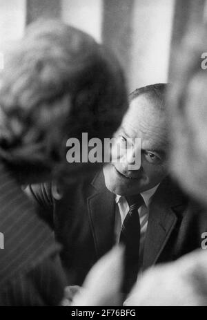 L'artiste, l'acteur et le comédien Bob Hope signe des autographes pour ses fans à Miami, Floride, ca. années 1960. Banque D'Images