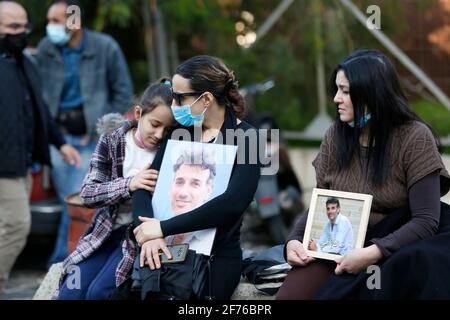 Beyrouth, Liban. 4 avril 2021. Les membres de la famille des victimes de l'explosion du port de Beyrouth entreprennent un sit-in et demandent une enquête rapide à Beyrouth, Liban, le 4 avril 2021. Deux énormes explosions ont déchiré le port de Beyrouth le 4 août 2020, tuant environ 200 personnes, blessant au moins 6,000 personnes et laissant 300,000 sans abri. Credit: Bilal Jawich/Xinhua/Alay Live News Banque D'Images