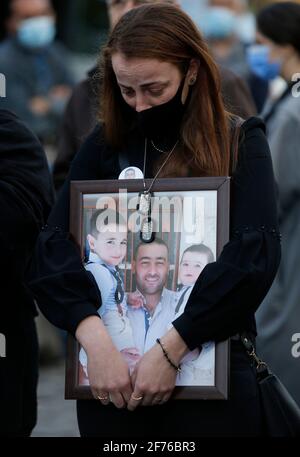 Beyrouth, Liban. 4 avril 2021. Les membres de la famille des victimes de l'explosion du port de Beyrouth entreprennent un sit-in et demandent une enquête rapide à Beyrouth, Liban, le 4 avril 2021. Deux énormes explosions ont déchiré le port de Beyrouth le 4 août 2020, tuant environ 200 personnes, blessant au moins 6,000 personnes et laissant 300,000 sans abri. Credit: Bilal Jawich/Xinhua/Alay Live News Banque D'Images