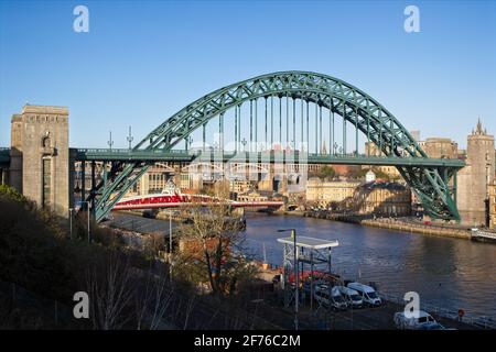 L'emblématique Tyne Bridge a été ouvert en 1928 pour rejoindre Newcastle et Gateshead en enjambant la rivière Tyne en Tyne et Wear, dans le nord-est de l'Angleterre. Banque D'Images