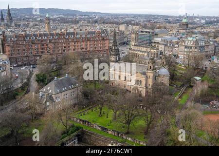 Vue imprenable sur l'église paroissiale de St Cuthbert et l'hôtel Waldorf Astoria depuis les remparts du château d'Édimbourg - Edimbourg, Écosse, Royaume-Uni Banque D'Images