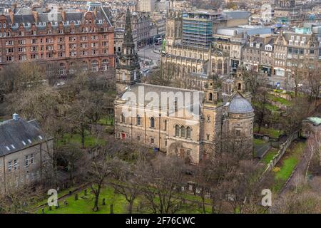 Vue imprenable sur l'église paroissiale de St Cuthbert et l'hôtel Waldorf Astoria depuis les remparts du château d'Édimbourg - Edimbourg, Écosse, Royaume-Uni Banque D'Images