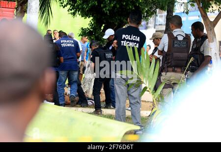 salvador, bahia / brésil - 31 mars 2016: Scène d'homicide dans le quartier Jardim Cruzeiro de Salvador. *** Légende locale *** Banque D'Images