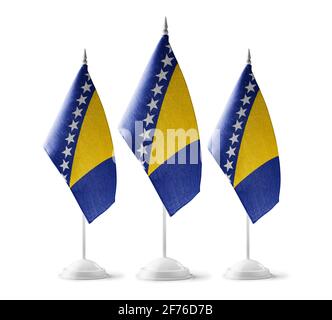Petits drapeaux nationaux de la Bosnie-Herzégovine sur un arrière-plan blanc Banque D'Images