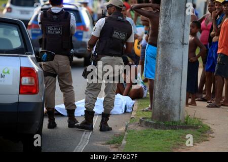 salvador, bahia / brésil - 18 octobre 2016 : la police enquête sur le meurtre d'un homme dans le quartier d'Alphaville, dans la ville de Salvador. Banque D'Images