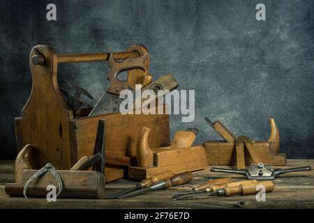 Still Life - Ancien outil en bois Boîte pleine d'outils Banque D'Images