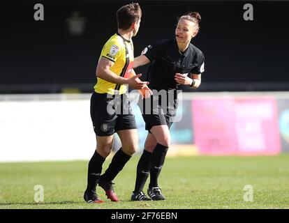 L'arbitre Rebecca Welch (à droite) parle avec Joshua Falkingham de Harrogate Town lors du match Sky Bet League Two au stade Envirovent, à Harrogate. Date de la photo: Lundi 5 avril 2021. Banque D'Images
