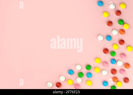 Bonbons arc-en-ciel aux couleurs vives sur fond rose pastel. Anniversaire, Fête des mères salutations. Papier peint tendre pour femmes. Carte de vacances pour votre texte cong Banque D'Images