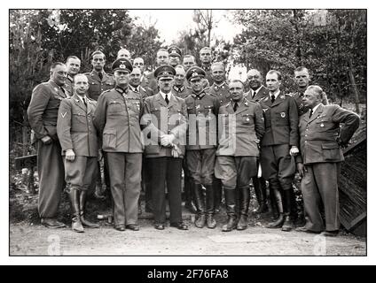 Le dirigeant fasciste nazi de Fuhrer Hitler avec son personnel au quartier général en juin 1940, Hitler et son entourage avaient eux-mêmes photographié au quartier général de Führer, on peut supposer que cette photo a été prise dans le 'Wolfsschanze' (construit de 1940 à 1942). Aussi connu de gauche à droite: Sa-Obergruppenführer Wilhelm Brückner, OKH-Adjutant Major Engel, Reich Press Chief Dr. Otto Dietrich, médecin assistant d'Hitler Dr. Karl Brandt, Chef du colonel général d'OKW Wilhelm Keitel, Air Force Adjutant Major général [Karl] Bochatz, Addrolf Rudmundt, Colonel Hitler, Schutt, SS Schadjant, colonel Weitel Banque D'Images