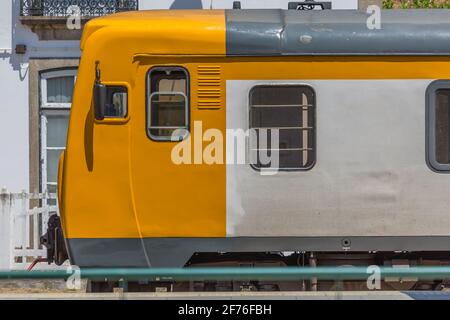 Vue de face d'un train régional, typique du réseau ferroviaire portugais, à la gare de Peso da Régua... Banque D'Images