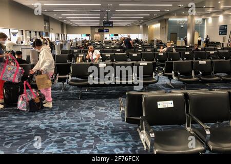 Pi. Lauderdale, États-Unis. 02 avril 2021. Les passagers attendent le 2 avril 2021 dans le terminal 2 de l'aéroport international de fort Lauderdale-Hollywood (FLL), dans le comté de Broward. Depuis le début de la pandémie du coronavirus il y a plus d'un an, les aéroports ont été constamment occupés ces dernières semaines. (Photo de Samuel Rigelhaupt/ Credit: SIPA USA/Alay Live News Banque D'Images