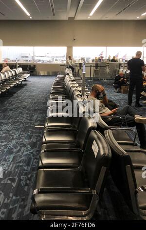 Pi. Lauderdale, États-Unis. 02 avril 2021. Les passagers attendent le 2 avril 2021 dans le terminal 2 de l'aéroport international de fort Lauderdale-Hollywood (FLL), dans le comté de Broward. Depuis le début de la pandémie du coronavirus il y a plus d'un an, les aéroports ont été constamment occupés ces dernières semaines. (Photo de Samuel Rigelhaupt/ Credit: SIPA USA/Alay Live News Banque D'Images