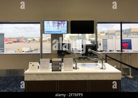 Pi. Lauderdale, États-Unis. 02 avril 2021. Les passagers attendent le 2 avril 2021 dans le terminal 2 de l'aéroport international de fort Lauderdale-Hollywood (FLL), dans le comté de Broward. Depuis le début de la pandémie du coronavirus il y a plus d'un an, les aéroports ont été constamment occupés ces dernières semaines. (Photo de Samuel Rigelhaupt/ Credit: SIPA USA/Alay Live News Banque D'Images