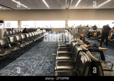 Pi. Lauderdale, États-Unis. 02 avril 2021. Les passagers attendent le 2 avril 2021 dans le terminal 2 de l'aéroport international de fort Lauderdale-Hollywood (FLL), dans le comté de Broward. Depuis le début de la pandémie du coronavirus il y a plus d'un an, les aéroports ont été constamment occupés ces dernières semaines. (Photo de Samuel Rigelhaupt/ Credit: SIPA USA/Alay Live News Banque D'Images