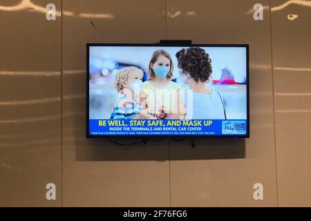 Pi. Lauderdale, États-Unis. 02 avril 2021. Des avertissements concernant Covid-19 sont affichés sur des moniteurs vidéo du terminal 2 de l'aéroport international de fort Lauderdale-Hollywood (FLL), dans le comté de Broward, le 2 avril 2021. Depuis le début de la pandémie du coronavirus il y a plus d'un an, les aéroports ont été constamment occupés ces dernières semaines. (Photo de Samuel Rigelhaupt/ Credit: SIPA USA/Alay Live News Banque D'Images