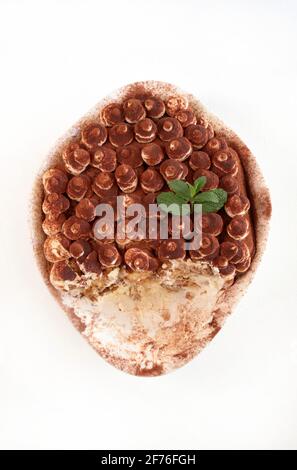 Tiramisu, dessert italien. Gâteau tiramisu maison dans un plateau blanc isolé sur fond blanc. Directement au-dessus. Banque D'Images