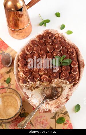 Tiramisu, dessert italien. Gâteau tiramisu maison dans un plateau blanc isolé sur fond blanc. Directement au-dessus. Banque D'Images