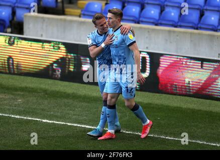 Viktor Gyokeres, de Coventry City (à droite), célèbre le troisième but du match du championnat Sky Bet au stade St. Andrew's trillion Trophy, à Birmingham. Date de la photo: Lundi 5 avril 2021. Banque D'Images