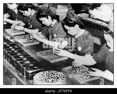 JAPON WW2 MUNITIONS POUR LE TRAVAIL DE GUERRE DES FEMMES 1941, JAPON. WW2 armement Guerre production avec des femmes travaillant dans une usine de munitions japonaise. Deuxième Guerre mondiale deuxième Guerre mondiale Banque D'Images