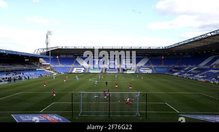Viktor Gyokeres, de Coventry City (à droite), marque le troisième but du match du championnat Sky Bet au stade St. Andrew's trillion Trophy, à Birmingham. Date de la photo: Lundi 5 avril 2021. Banque D'Images