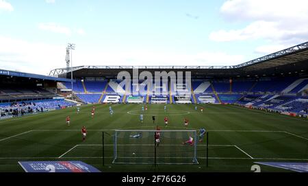 Viktor Gyokeres, de Coventry City (à droite), marque le troisième but du match du championnat Sky Bet au stade St. Andrew's trillion Trophy, à Birmingham. Date de la photo: Lundi 5 avril 2021. Banque D'Images