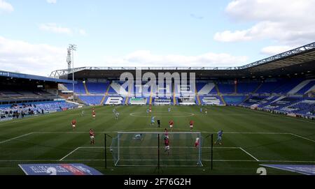 Viktor Gyokeres, de Coventry City (à droite), marque le troisième but du match du championnat Sky Bet au stade St. Andrew's trillion Trophy, à Birmingham. Date de la photo: Lundi 5 avril 2021. Banque D'Images