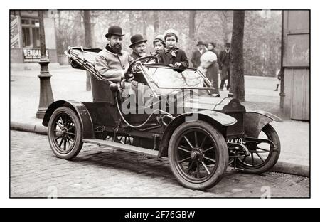 Voiture d'époque Brouhot à Paris rue 1910 avec 2 hommes et 2 enfants dans une automobile historique Paris France automobiles G. Brouhot & Cie était un fabricant français d'automobiles et de moteurs dans les années 1890 Banque D'Images