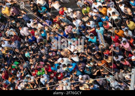 Chittagong, Reazuddin Bazar, Bangladesh. 5 avril 2021. Les propriétaires de magasins et les employés sont descendus dans la rue pour la journée consécutive à Chittagong, au Bangladesh, pour protester contre la décision du gouvernement de fermer tous les centres commerciaux et les marchés pendant la fermeture d'une semaine.plusieurs centaines de commerçants du nouveau marché et des zones adjacentes ont organisé des manifestations bloquant la route lundi, Le premier jour de confinement, le gouvernement a imposé de freiner la propagation de Covid-19. Credit: Rajib Dey Joy/ZUMA Wire/Alay Live News Banque D'Images