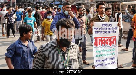 Chittagong, Reazuddin Bazar, Bangladesh. 5 avril 2021. Ils ont fait des processions exigeant que le gouvernement leur permette de poursuivre leurs activités, en maintenant les règles de sécurité sanitaire pendant le confinement.les commerçants ont déclaré qu'ils ont subi des pertes énormes l'année dernière lorsque la pandémie a éclaté. Credit: Rajib Dey Joy/ZUMA Wire/Alay Live News Banque D'Images